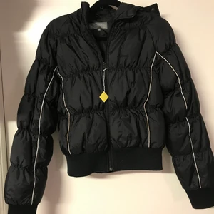 Täckjacka Northbrooks Sports - Svart snygg jacka kort modell. Avtagbar huva. Storlek 38. Frakt tillkommer.