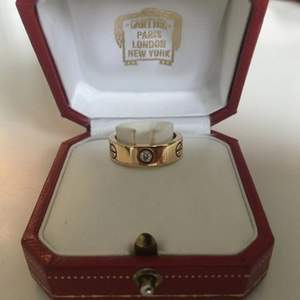 Säljer min ring Cartier 18karat guld vikt 9,26g  finns så klart certifikat att den är äkta köp hos Cartier kan fraktas köparen står för frakt fraktas med spårbart post Nord endast Swisha betals det belopp som vi kommer överens om när den skickad  skickad vara pris 4700kr 