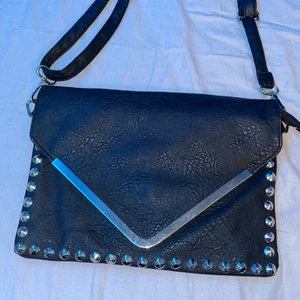 Väska - Säljer denna svarta väskan i nyskick, köpte den här på Plick så vet inte vart ifrån den är. Bandet går att justera. Den är relativt stor, 30x22cm. Säljer den för 39 + frakt! ❤️