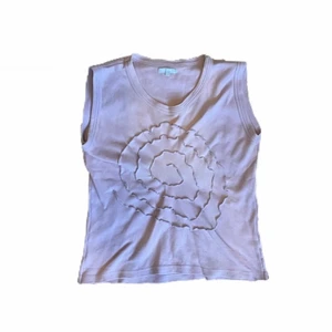 Lila musletank med tryck  - Ljuslila muscletank med egensytt tryck. Toppen är ursprungligen en XL från Vero Moda men som jag sytt om till en S