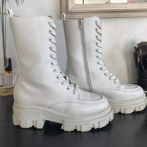 Grå höga boots / Kängor i storlek 39 med grov sula som ger ca 5 cm höjd/klack.