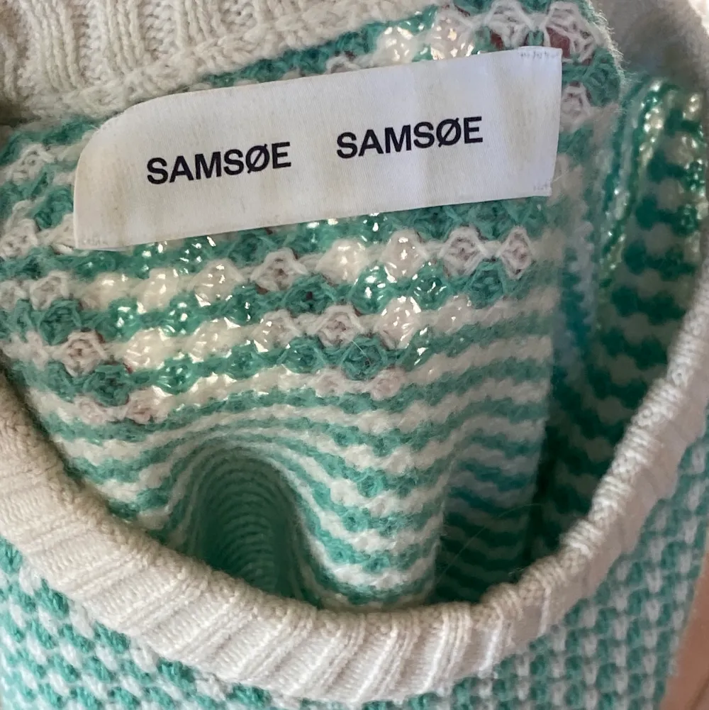 Säljer nu denna superfina tröjan från Samsøe & Samsøe! Används tyvärr inte lika mycket längre:/ i nyskick!💕. Stickat.