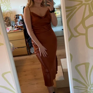 Elegant klänning  - Säljer denna vackra klänningen. Den är i toppskick då den bara är använd 1 gång. Bilderna gör inte färgen rättvisa, men den bild som är mest lik i färgen är bild 3