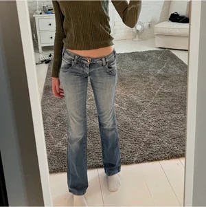 Lågmidjade jeans  - Skit snygga lågmidjade jeans köpta här på Plick. Säljer då dom va för små på mig. Frakt ingår inte i priset💗💗💗 (lånade bilder) Sriv för fler bilder. Hon på bilden är 172. Budgivning om många är intresserade💗💗