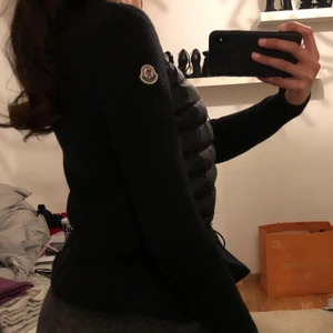 Moncler cardigan - Intressekoll på moncler cardigan. Alla bilder ovan är lånade, jag kan skicka egna bilder om det önskas!