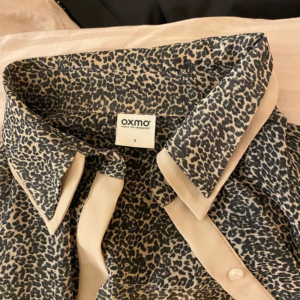 Säljer denna snygga ”festtopp” med leopardmönster i storlek S. Som en skjorta med avklippta ärmar så går att göra mer/mindre urringad beroende på hur man vill ha den. Köparen står för frakten!. Toppar.