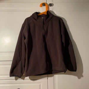  Fliströja  - En Fliströja man kan spänna vid Magen/slutet av tröjan. Den är brun och det står ”horse” på ena armen🤎🐴