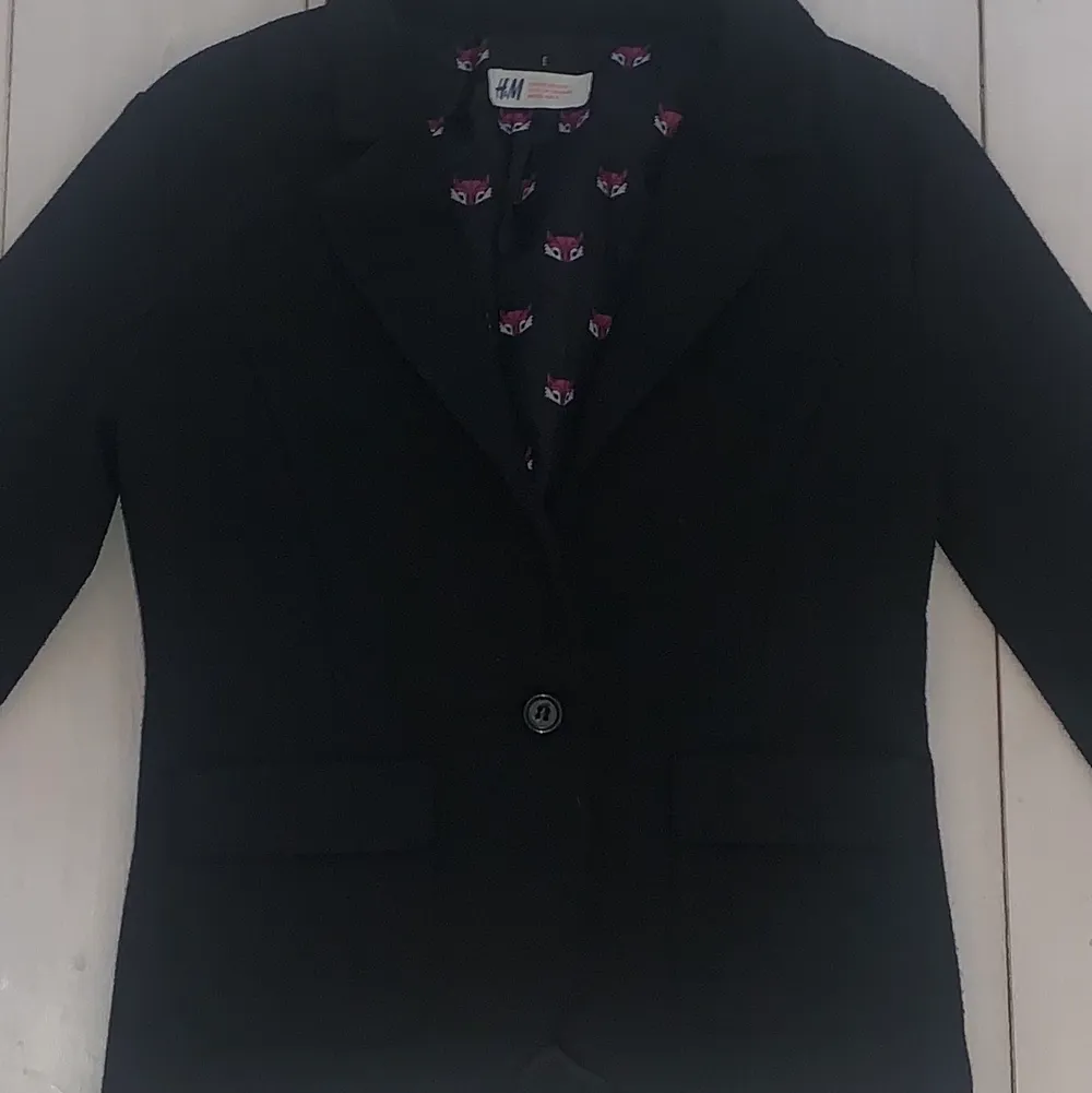 En svart Kavaj från H&m som legat i karderoben ett bra tag köparen står för frakt . Kostymer.