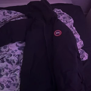 Canda goose  - Jag säljer min canada goose jacka för har köpt en ny den är fin jacka Storlek S och jag säljer den för 3500kr den är äkta 