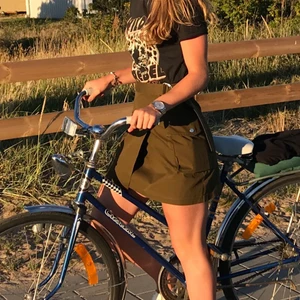 kort kjol - Kort mörkgrön kjol i ”skjort material” från H&M💚🤎 skitsnygg med två stora fickor och justerbar midja! Storlek 36 men passar såväl 34 som mindre 38!!😍✨frakt tillkommer