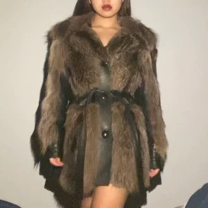 Brun Äkta Päls Mocka Jacka Kappa - Den fina vintage äkta pälskappa med läder detaljer som är från Turkis Tukku (Made in Finland). Ingen tagg men uppskattningsvis XS/S. I jättefint skick, kontakta för fler frågor eller bilder🥰. Frakt tillkommer!