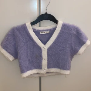 Lika magtröja  - Fin lila magtröja, material är jätte skönt, har knappar man kan knäppa upp💗 har en liten fläck på (syns typ inte om man inte har blixt på)