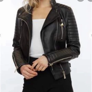 Helt ny skinnjacka - Köpte denna för nån vecka sen på missäy för 359kr men ångrade mig nu efteråt för den kommer inte till användning o hittar inte kvittot! Den e alltså helt omvänd ENDAST testat. Säljer den för 300kr för den e helt ny o kostade 360kr är aktiv ofta så fråga frågor❤️❤️