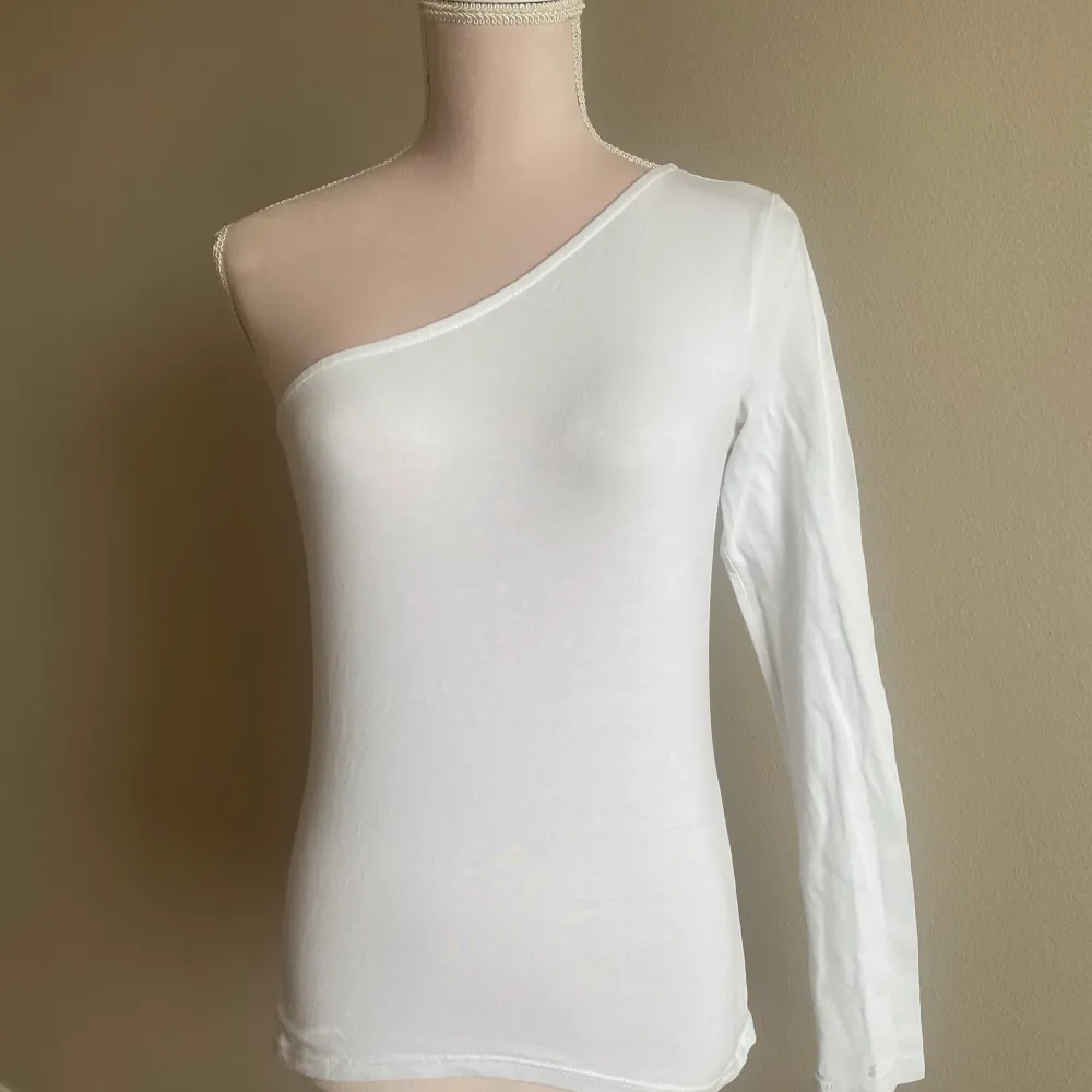 En super fin vit enarmad tröja (dock har den en liten svet fläck, men synd inte så mycket) köpt för 159. Toppar.