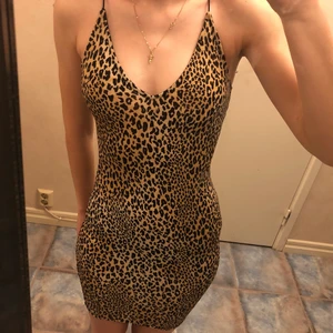 Leopard klänning - Säljer denna ur snygga leopard mönstrade klänningen 😍 Säljer för den inte kommer till användning! Storlek 32 men passar absolut 34 (kanske 36 med) eftersom den är väldigt stretchig ❤️ Frakt tillkommer, antingen 45kr eller 66kr för spårbart ‼️