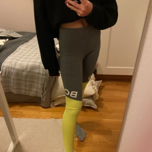 Tränings byxor - Säljer nu mina Björn Borg tights, använda fåtal gånger så i mycket bra skick! Skriv om ni har fler frågor 😊