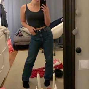 Supersnygga jeans - Måste tyvärr sälja mina tidigare favorit jeans då de ej passar längre. Tycker själv att dem är ascoola å supersköna🤩 Storlek är 27/30 jag är 163 cm