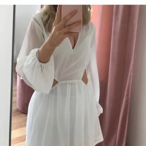 Vit Klänning  - Superfin vit klänning! Perfekt till avslutning/studenten. Den är från SHEIN storlek XS, omsydd för att passa mig bättre! 🤍 Frakt tillkommer!