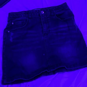 Jeanse Kjol - Svart jeanse kjol! Storlek 170 ganska stor, kjolen är även lång! Sitter väldigt skönt. Säljer för använder ej den. Skriv om intresserade