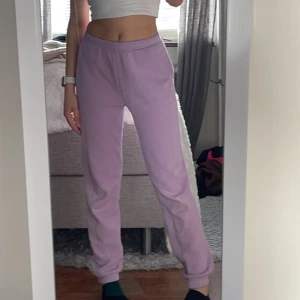 Mjukis byxor Gina Tricot  - Säljer ett par mjukis byxor från Gina Tricot i en pastell baby lila färg. Orginal priset är 249kr men säljer för 100kr