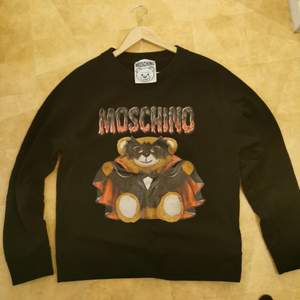 Säljer min limited edition Moschino Bat teddy tröja då den är för stor för mig. Använd 2 gånger. Finns inte att få tag på längre. Inköpt för 5600. Pris kan diskuteras 