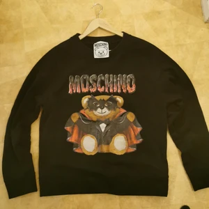 Moschino Batman tröja - Säljer min limited edition Moschino Bat teddy tröja då den är för stor för mig. Använd 2 gånger. Finns inte att få tag på längre. Inköpt för 5600. Pris kan diskuteras 