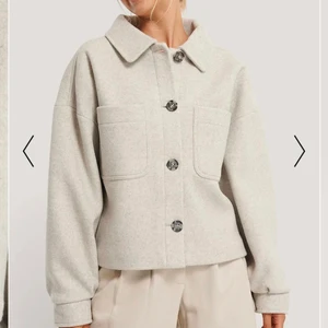 Grå jacka nakd - Säljer min fina nakd jacka som jag köpte i höstas! Den är i jättebra skick och inte använd så många gånger. Nypris 899❤️❤️