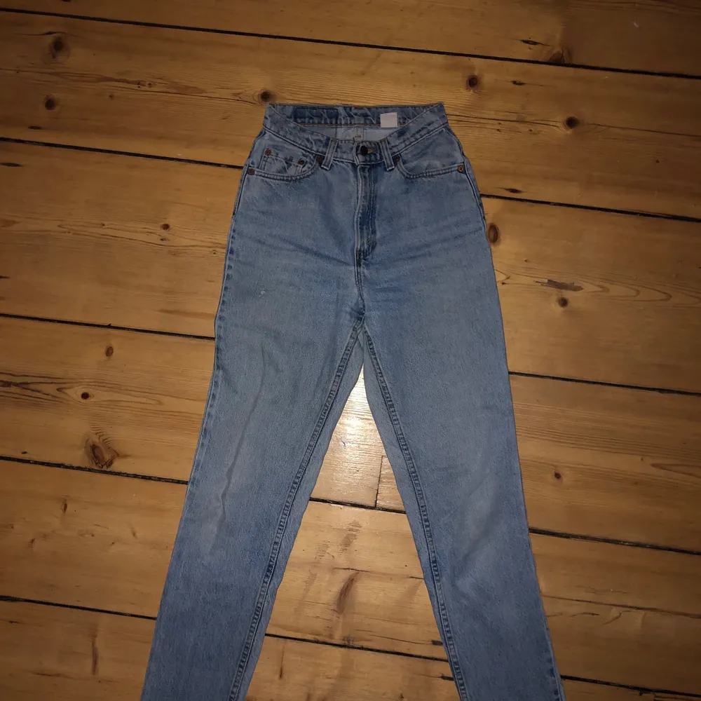 Säljer mina Levis Jeans som jag köpte i en vintage butik i Australien. Eftersom dem inte kommer till lika stor användning längre söker dem en ny ägare! Strlk är lite oklar men passar mig perfekt som är 26/27 xs/s och 165 lång. DM för fler bilder . Jeans & Byxor.