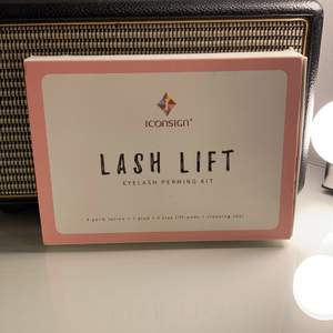 Säljer ett Lash Lift Kit som bara står o dammar i garderoben och har används några gånger (kanske 4 gånger). Köptes för 279 kr o säljer för 99+frakt ☺️