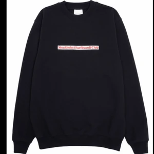 stockholm surfboard club sweatshirt - stockholm surfboard club sweatshirt som är använd 1 gång i storlek m. köparen står för frakt💚