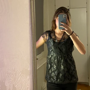 thriftad blus - köpt secondhand som har fina detaljer på sig! hör av dig för fler frågor💕