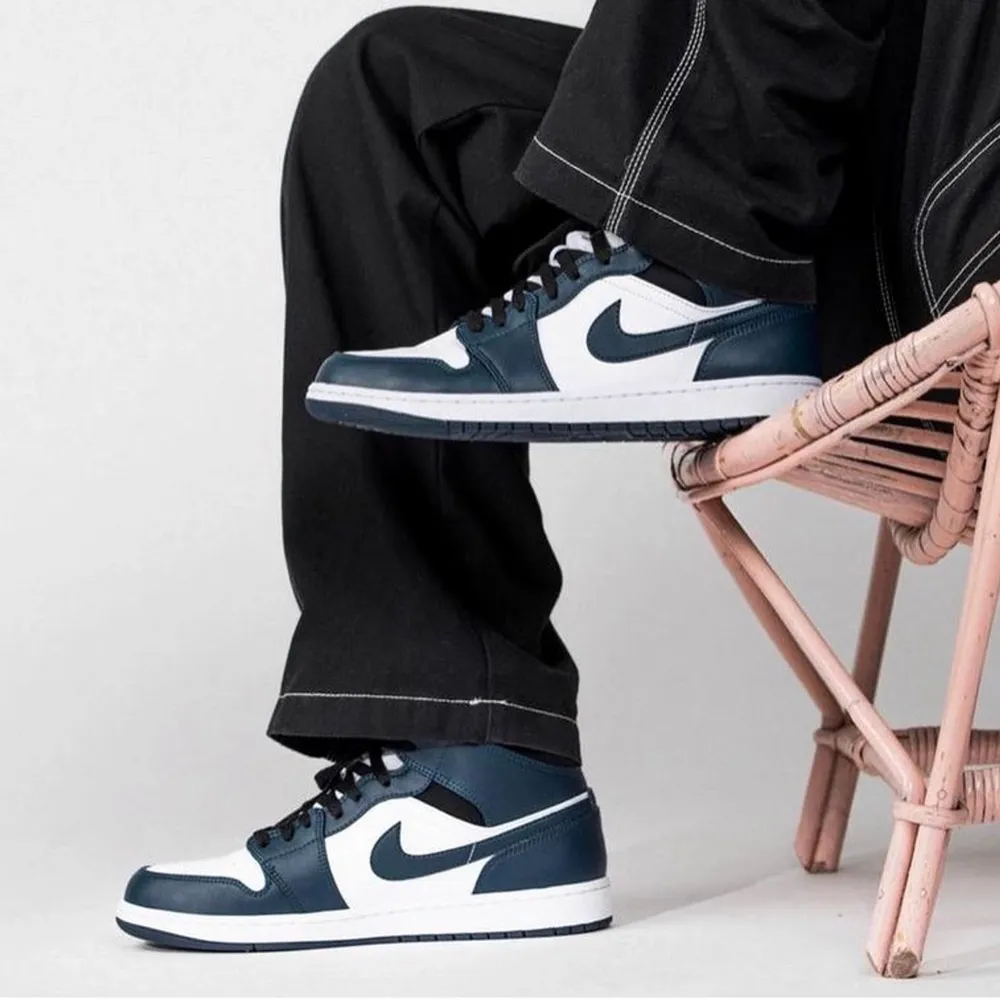 AIR JORDAN 1 MID ARMORY NAVY  TILLGÄNGLIGA STORLEKAR⬇️  • EU42 • EU42,5 • EU43  • EU44  • PRIS FRÅN 2299kr   • SKRIV TILL OSS I DM OM DIN STORLEK SAKNAS   • VI NÅS VIA DM FÖR EVENTUELLA FRÅGOR ELLER FUNDERINGAR !  #erisneakers . Skor.