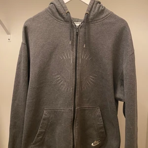 Nike zip-hoodie - En svin skön tröja som även är bra lite kallare väder men även passar bra för vanliga sommmarkvällar.