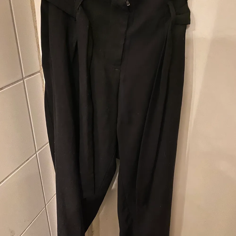 Svarta kostymbyxor med band runt midjan. Köpta på lager 157 i storlek xs.. Jeans & Byxor.