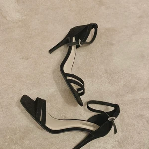 Klackar från NLY - Använd 1 sommar. Väldigt lätta att gå i. Klackhöjd 9cm. Storlek 37