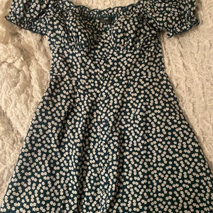 Sommarklänning  - Mörkgrön klänning med vita blommor.