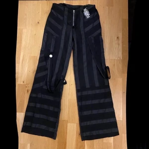 Svarta byxor  - Byxor köpta på humana som tyvärr är för små för mig. Står ingen storlek men midjemåttet är 37 cm (mätt rakt över) så skulle säga xs? Bara att skriva om ni har frågor! 