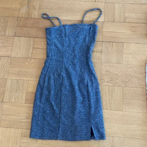 Klänning storlek Xs - Hej🌺denna e då en jätte fin klänning när man ska på nån fest eller ha på nyår eller nåt sånt, den är Xs men passar även S, den är Stretchig i materialet, använder inte klänningar tyvärr längre de e då darför ja vill sälja! Köpte för 149 o säljer nu för ett billigare pris‼️FRAKT INGÅR I PRISET‼️