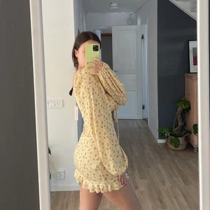 Klänning, Missguided, 36 - ⚠️JUST NU 20% på alla mina annonser till den 15/5⚠️!!En gul oanvänd klänning från Missguided, köpt för ca 350:-, säljer för 200:-. Säljer pga för kort för mig. Skulle säga att klänningen passar både 34 och 36. Köparen står för frakten! 