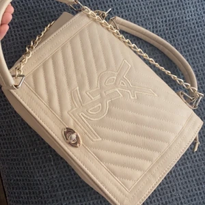 En YSL väska  - Använd fåtal gånger. Köpte den för 1000kr men säljer för 250kr. Pris kan alltid diskuteras.❤️