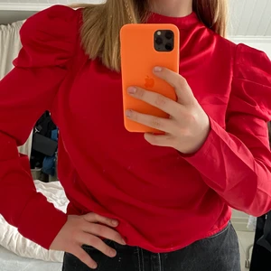 Cool blus - En röd cool blus i satin med lite extra tyg som skapar struktur. Puffärmar och lite högre i halsen. Använd ca 3 ggr. Som ny! ❤️‍🔥