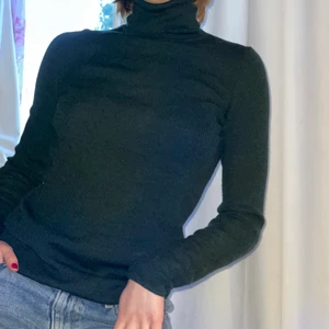 Turtleneck grön - Mörkgrön turtleneck som är ribbat stickad och mycket stretchig. Svårt att visa färgen exakt på bilderna men bild 2 är mest lik verkligheten. Passar academiastilen men är även en superbra basic att ha i garderoben. 100% ull så toppen för lager på lager nu i vintern. 