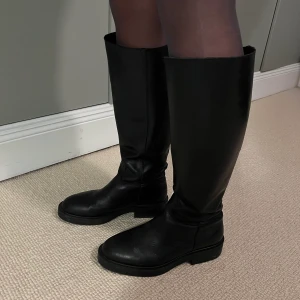 SVARTA STÖVLAR - Ett par svarta stövlar / boots från mango i str 39. En grym sko som kommer väl till användning både till vardags och till fest och är otroligt snygga till kjol/ klänning!!! Verkligen en skön bra sko. Bra skick, någorlunda använda. Nypris 1500kr