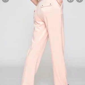 rosa juicy couture byxor  - Säljer mina helt nya juicy couture byxor. Tvättade en gång och aldrig använd ute, det finns mer bilder i privat. Frakt pris tas i dm vilket även gäller priset av byxorna