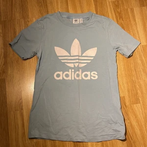 Adidas t-shirt - ✨ T-shirts från Adidas. Nästan som ny, använd 1 gång. Köparen står för frakten. ✨