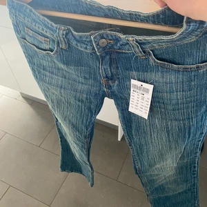 Brandy Melville Jeans - Säljer nu dessa helt nya och aldrig använda Brandy Melville jeans Brielle 90s. Dom är helt nya! Säljer dom då dom inte var i min storlek. Kunden står för frakten. Kontakta mig om ni är intresserade!😍💕