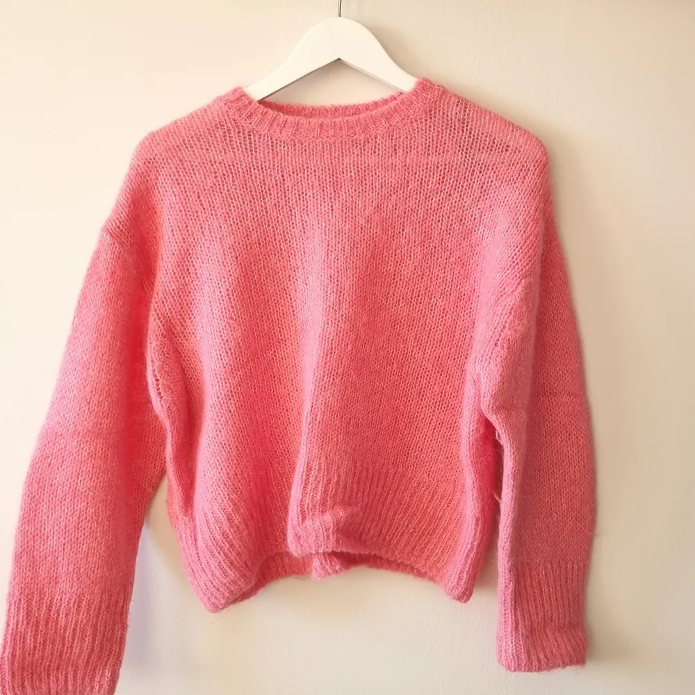 En fin stickad tröja från H&M. Inte lika lax-färgad i verkligheten, utan mer klar rosa. Svårt att fånga det på bild. . Stickat.