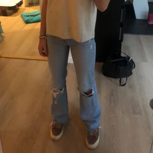 Raka jeans - Raka blå jeans med hål. Superfina å långa men har dock växt ur:/ 250+frakt💕storlek 32/32 men passar 34