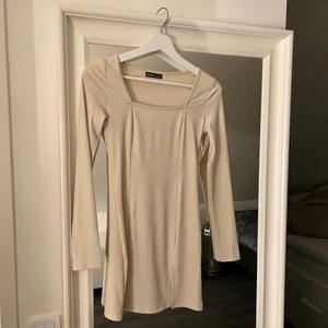Klänning - Beige klänning med slits nertill. Sitter supersnyggt. Köpare står för eventuell frakt 💕❤️❤️‍🔥