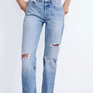 Jag säljer dessa jätte snygga zara jeans i modellen straight midrise full lenght! De är knappt använda men säljer pågrund av de är försmå. Jeansen är i storlek 36 men skulle passa storlek 34 för de är små i storleken!🌸